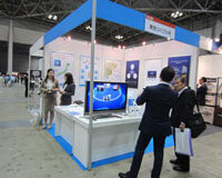 弊社ブース前にて