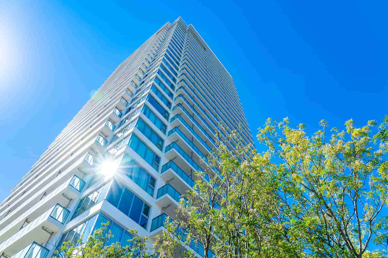 【比較解説】インフレに強いのは不動産投資？株式投資？資産防衛の視点で選ぶ最適解とは