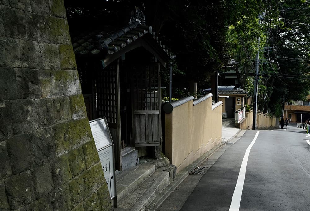 現地周辺の街並み(徒歩10分・約750m)