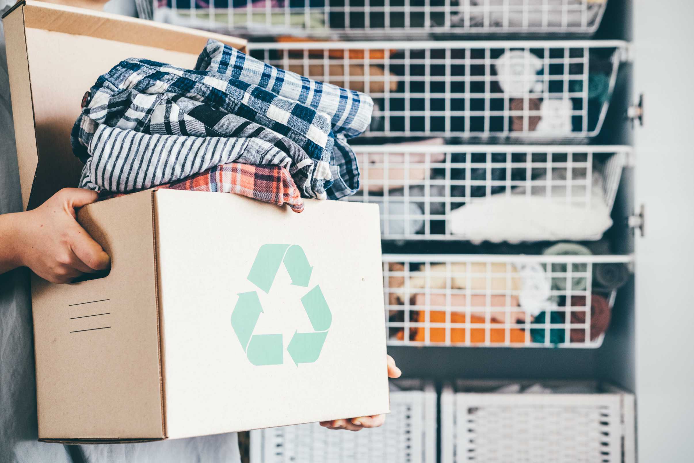 衣服のリサイクル方法を紹介！メリットや注意点、回収された後の衣服についても解説