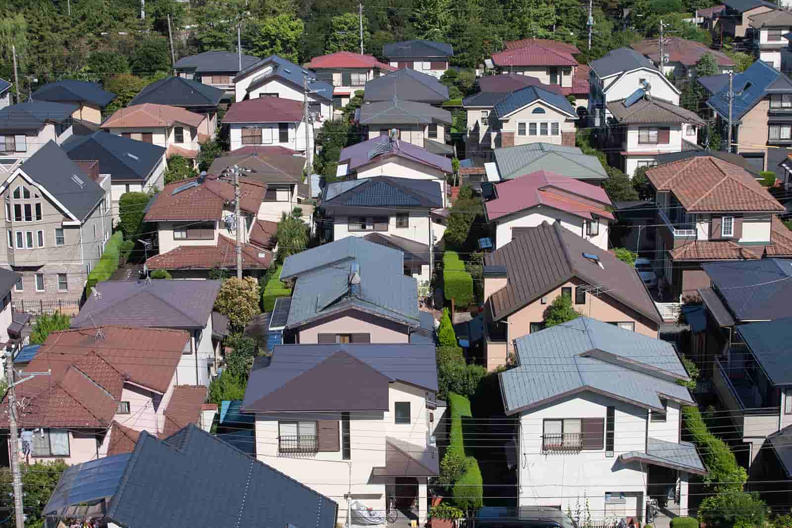 屋根の葺き替えの費用相場と工法を解説！適切な工事のタイミングや補助金制度も紹介