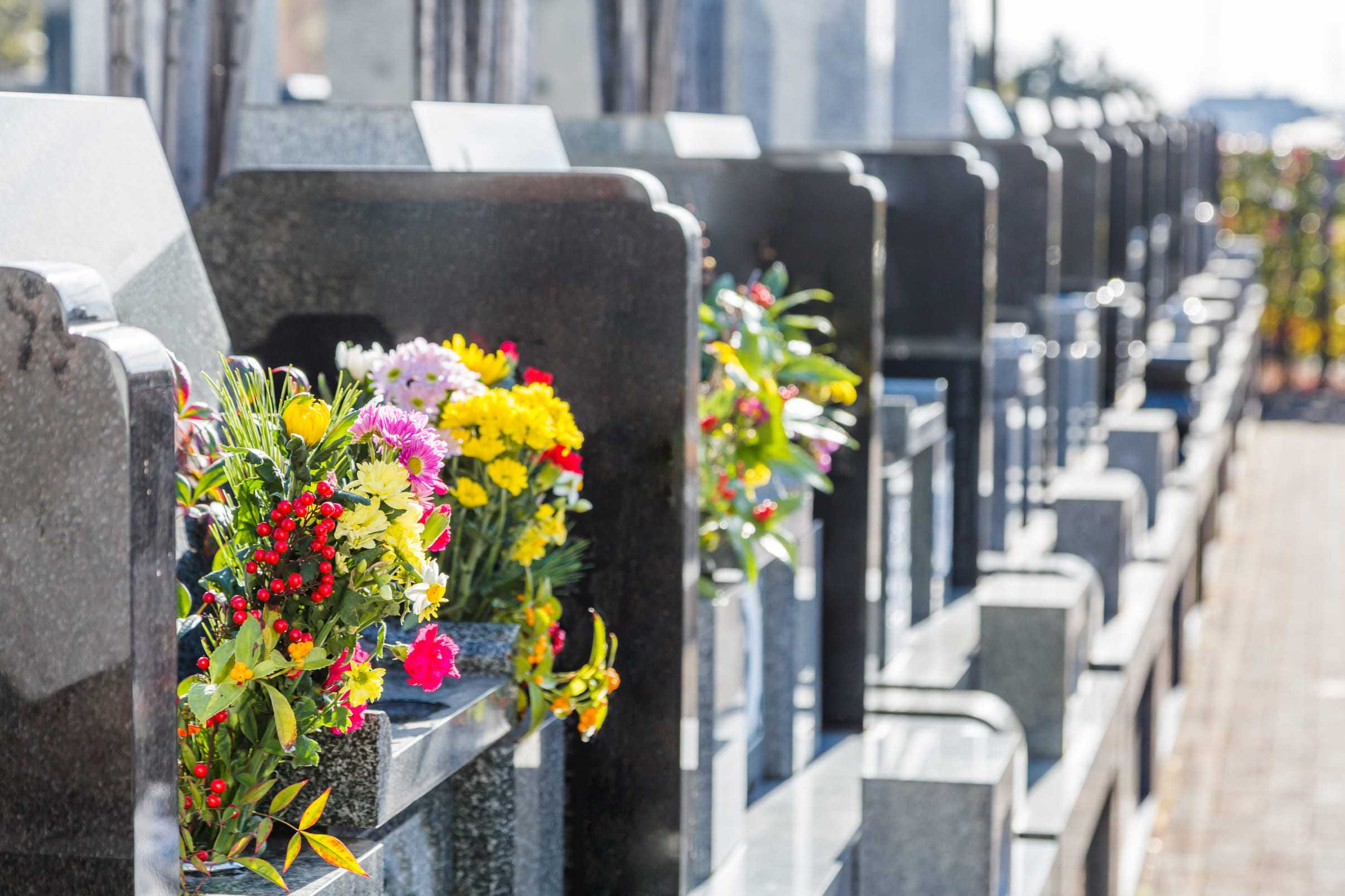 墓じまいの手順とは？トラブルの事例や費用、改葬方法の選択肢を解説