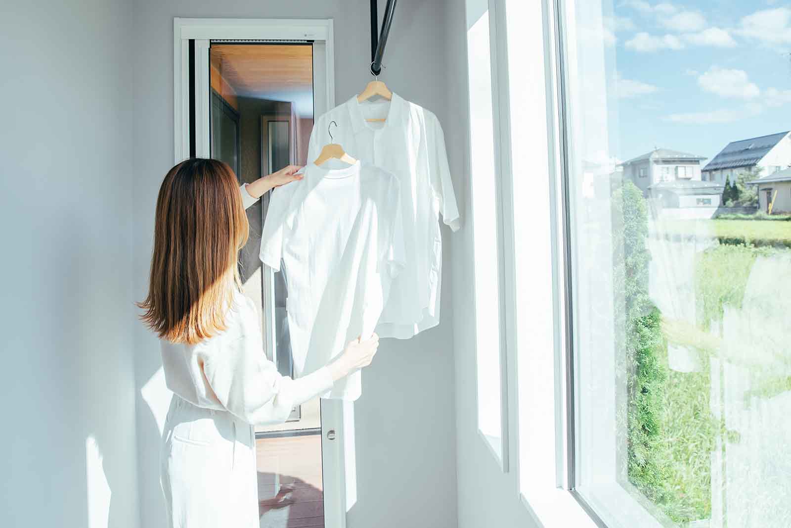 部屋干しで早く乾かすコツや生乾き臭の対処方法！おすすめの道具も合わせて解説