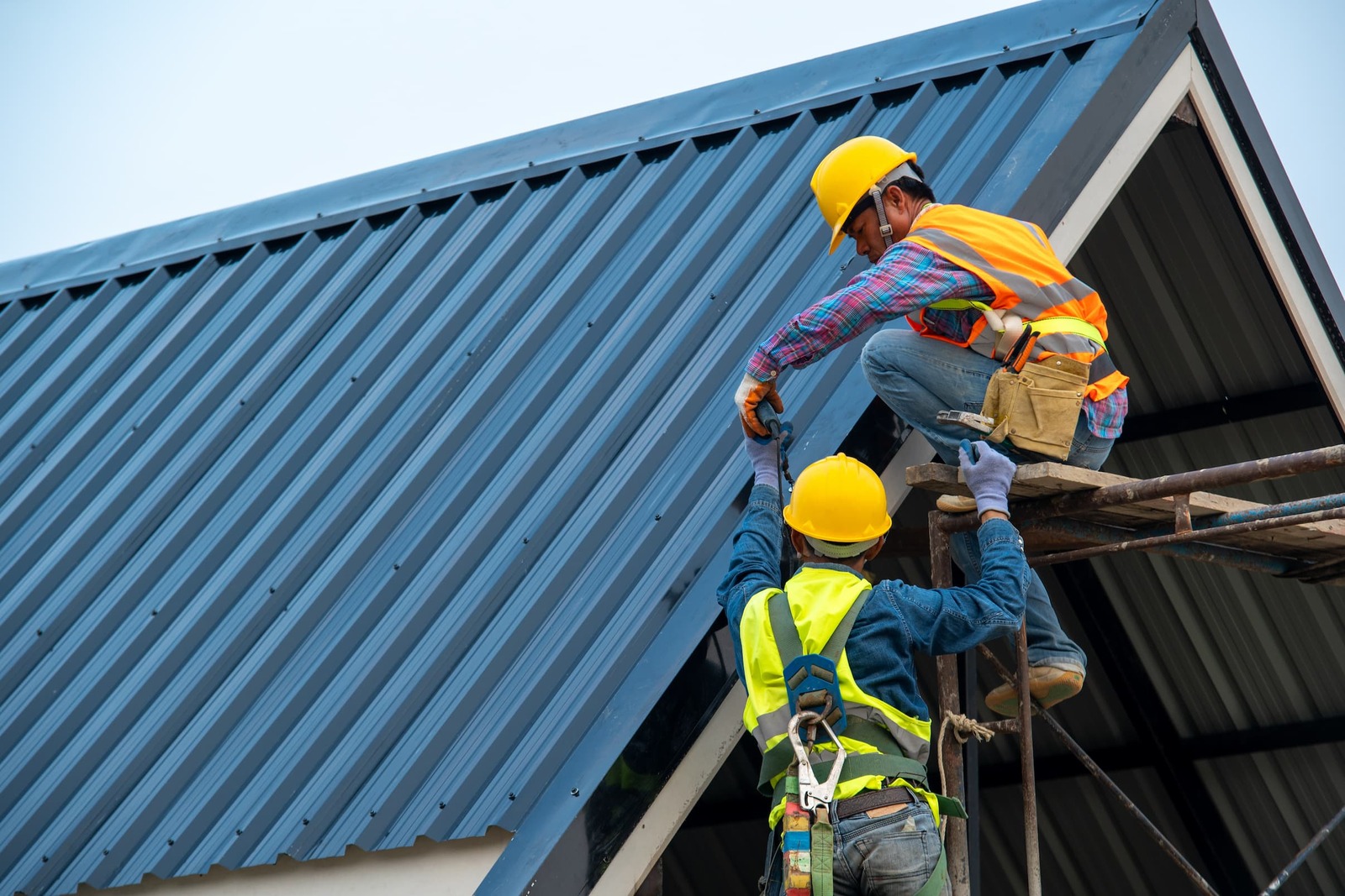 折半屋根（折板屋根）とは？メリット・デメリットや施工方法の種類、メンテナンス方法を解説