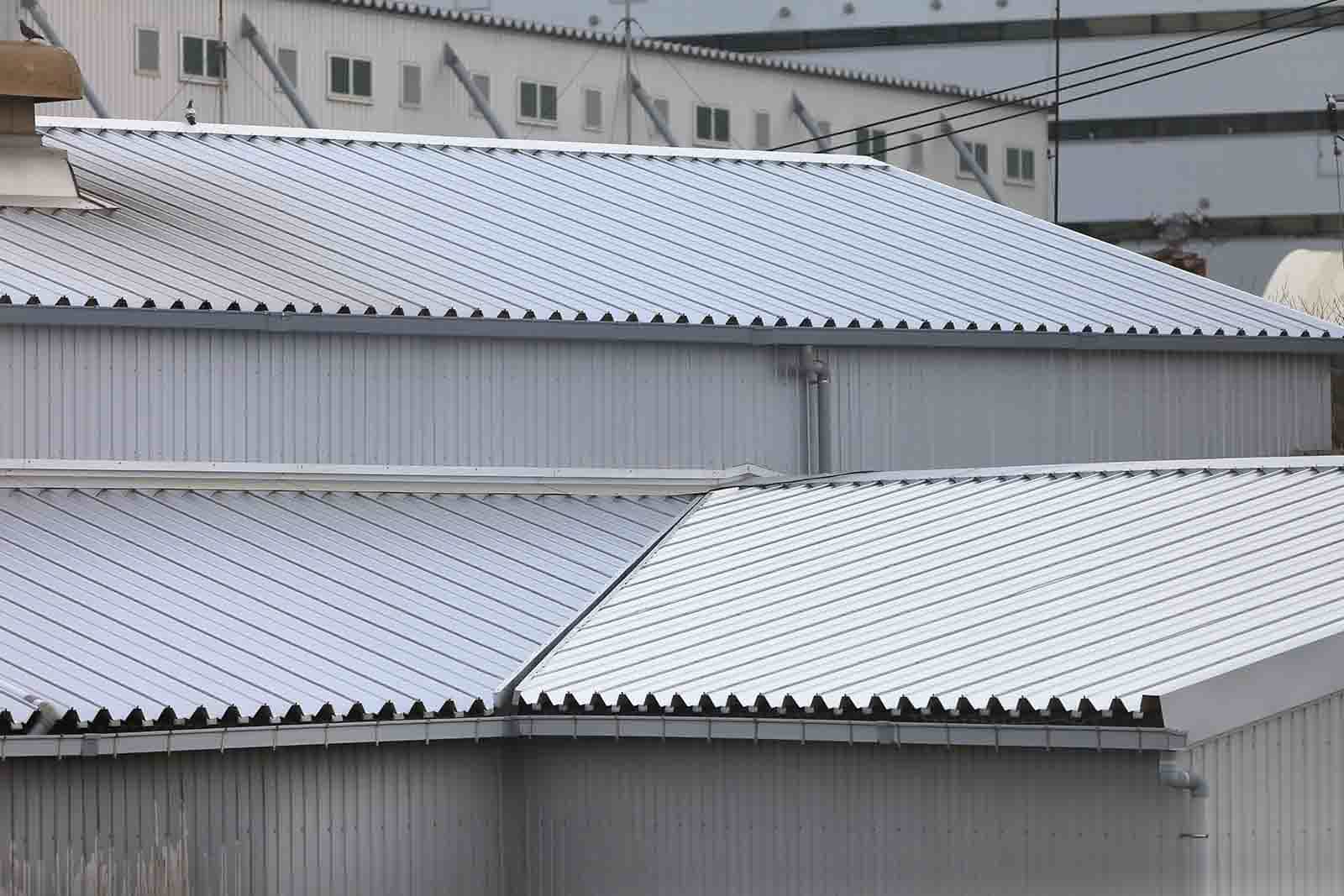 折半屋根（折板屋根）とは？メリット・デメリットや施工方法の種類、メンテナンス方法を解説