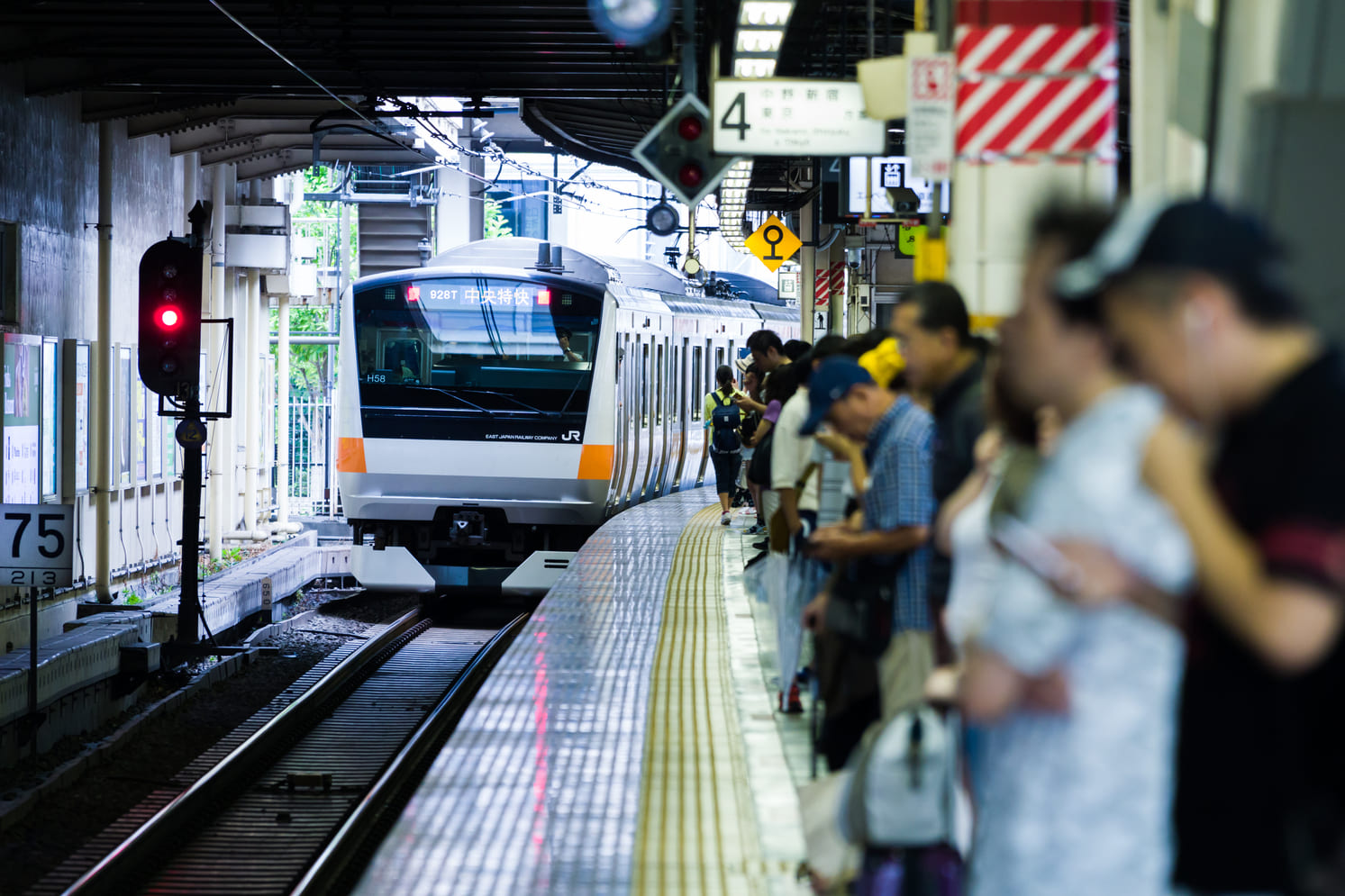 通勤ラッシュの時間帯は7時半～9時頃！東京・大阪・名古屋の混雑率ランキングも紹介