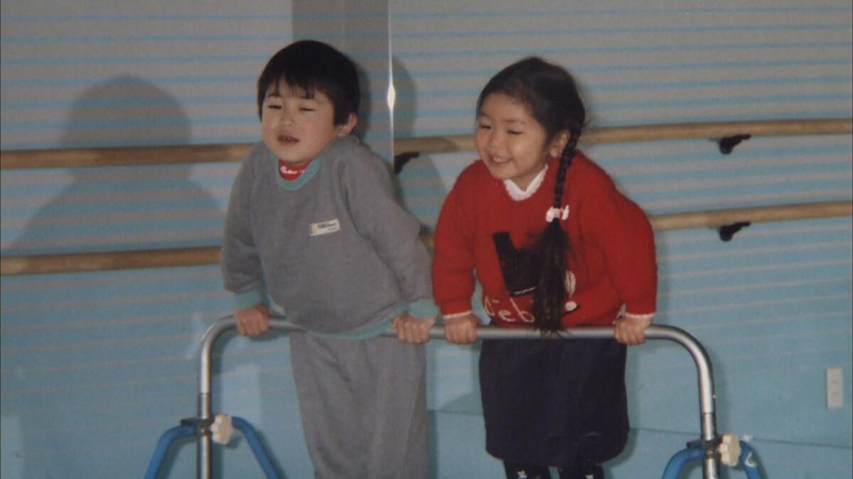 自宅の体操クラブで練習をする幼少期の内村さん（内村さん提供）