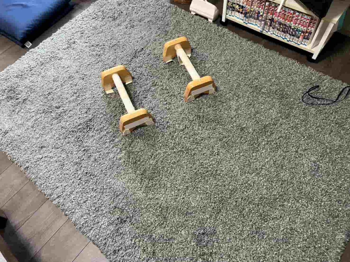 お気に入りのカーペットと倒立に使うトレーニング器具（内村さん提供）

