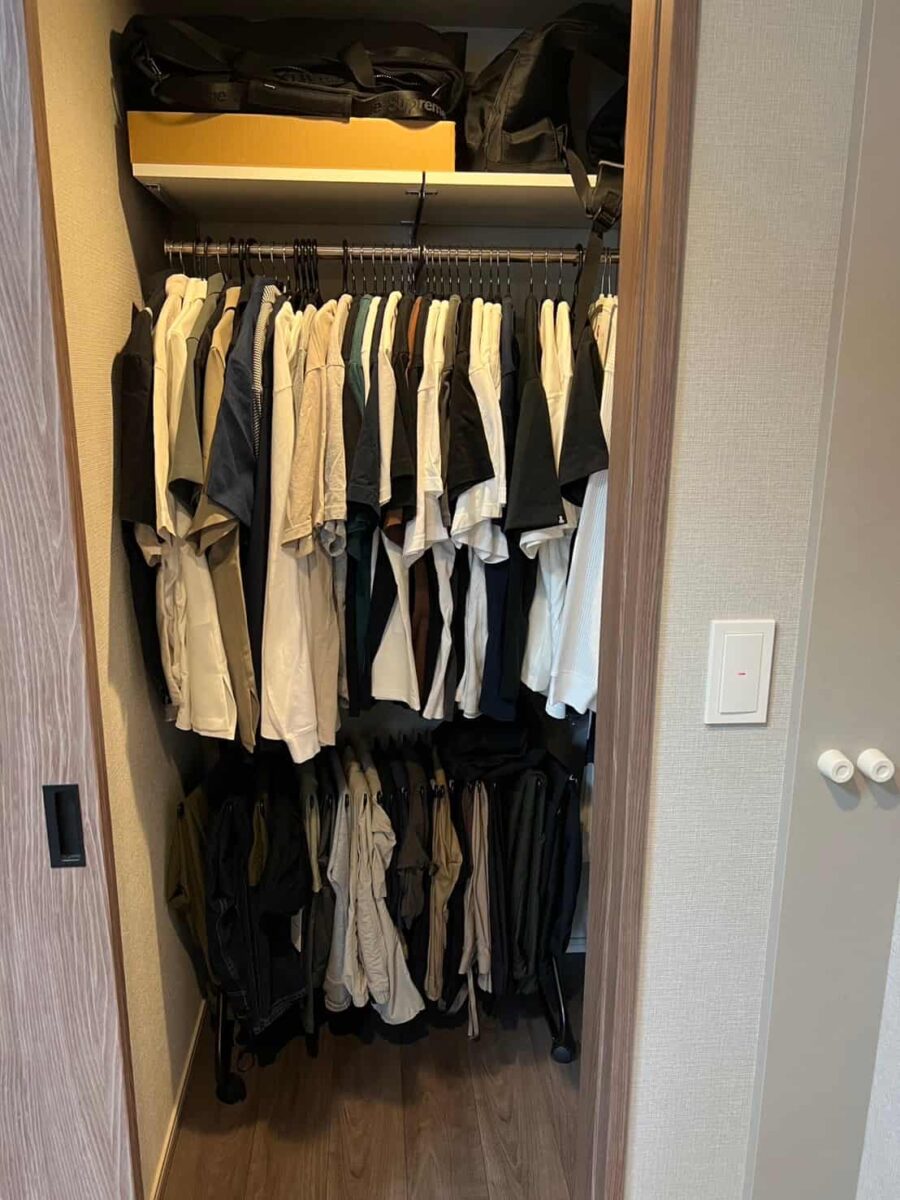 洋服がぎっしり詰まったウォークインクローゼット（内村さん提供）