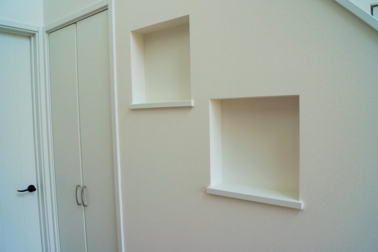 ニッチとは？ 壁を使った収納・飾り棚の実用的でおしゃれな活用方法