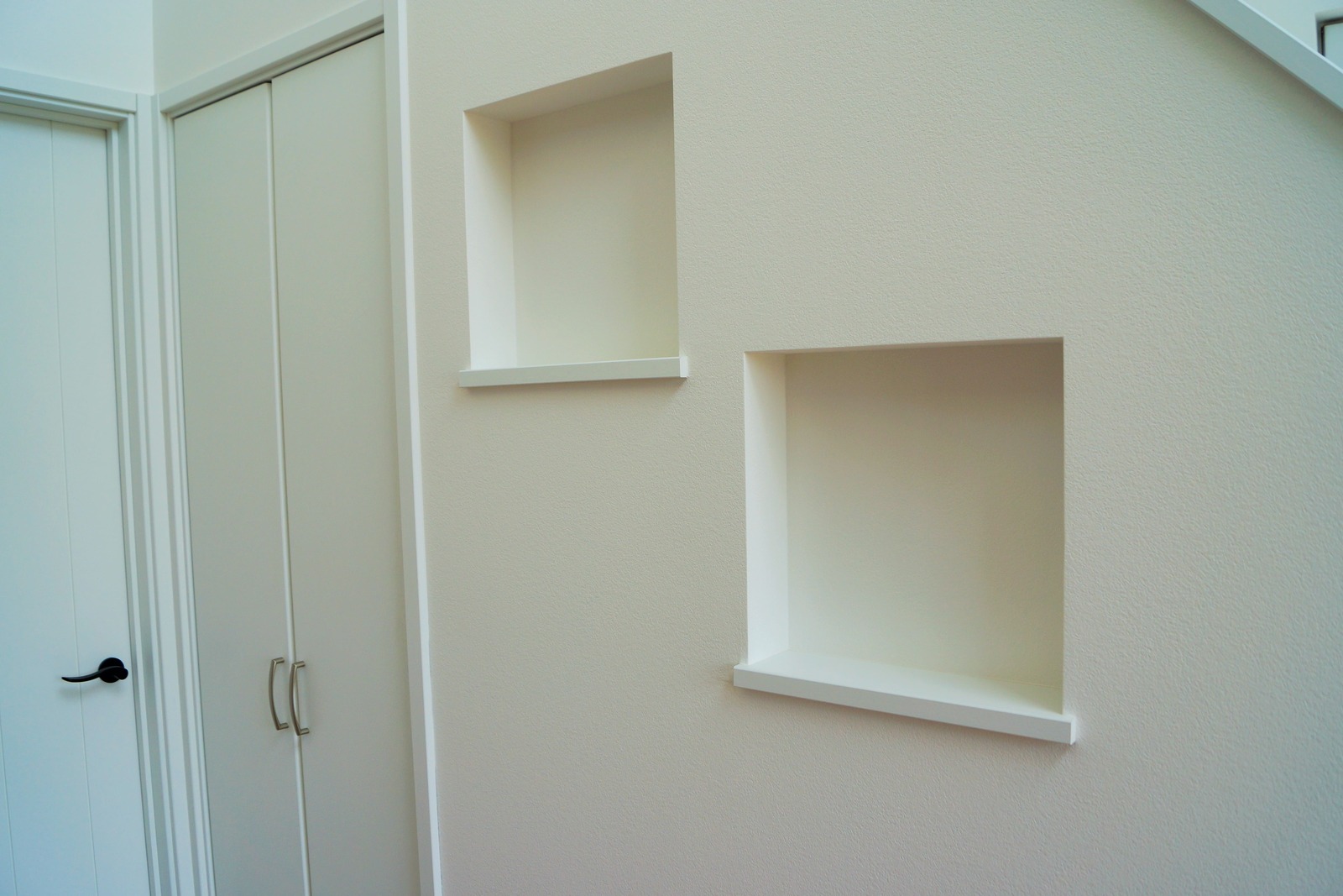 ニッチとは？ 壁を使った収納・飾り棚の実用的でおしゃれな活用方法