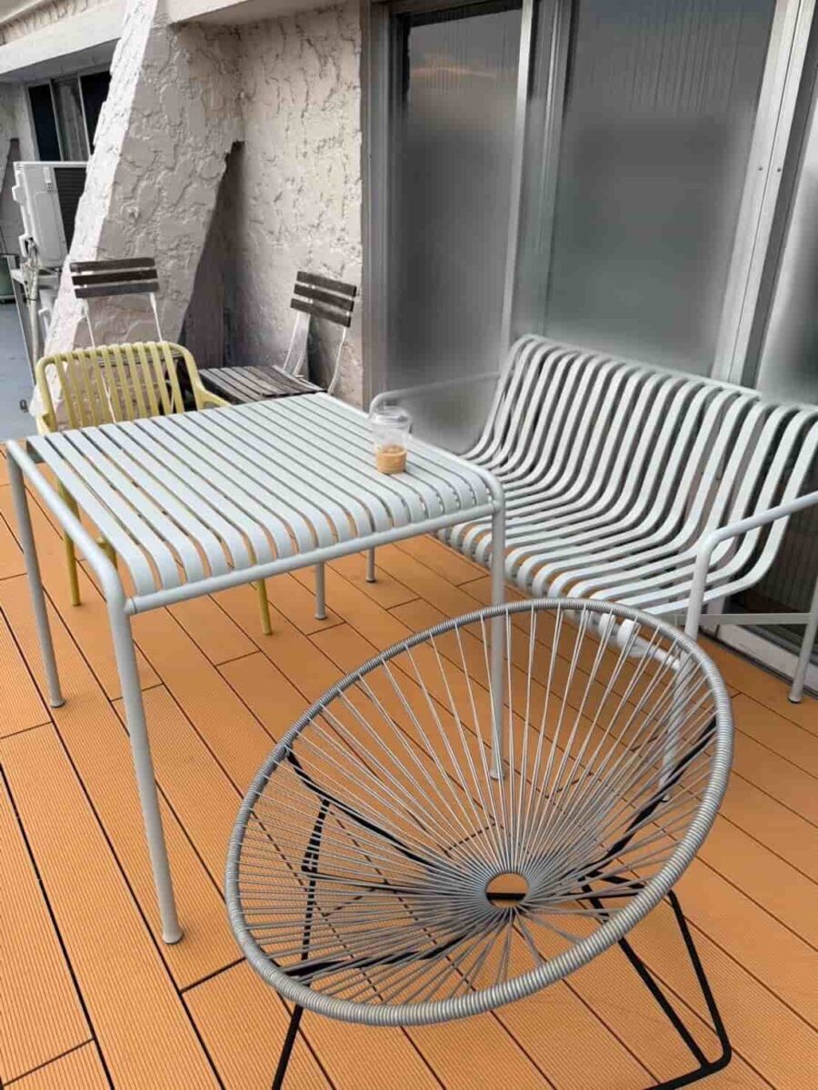 カフェテラスのような雰囲気のおしゃれなベランダ