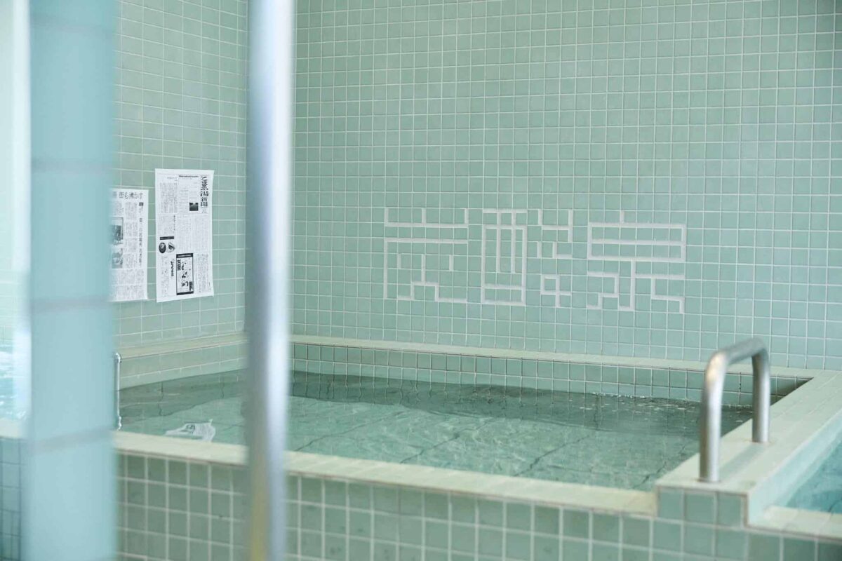 グリーンのタイルには水を綺麗にみせる効果も。