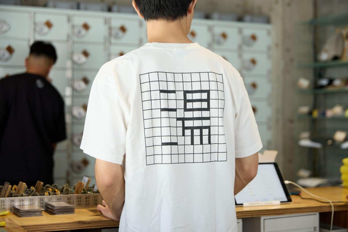 狛江湯オリジナルTシャツやタオル・ステッカーなど、おしゃれなデザインのグッズも好評販売中。