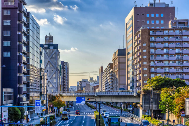 国道・大通り沿いマンションのメリット・デメリットと資産価値への影響