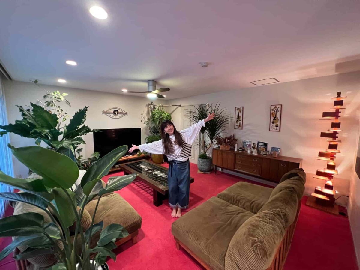 ビビッドな絨毯とグリーンのコントラストが素敵なリビング(島谷さん提供)