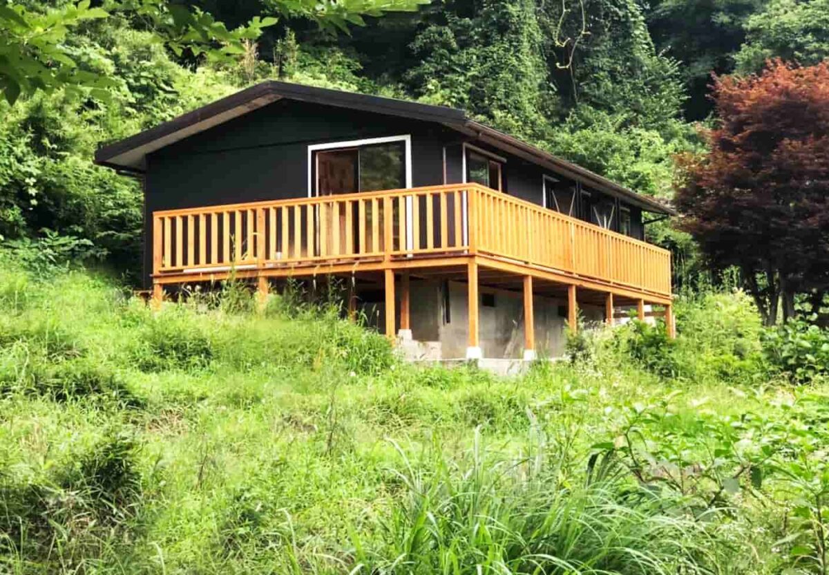 山小屋を見つけたのは、中古品などを売買・譲渡するサービスだったそう。なかには『空き家を無料であげます』なんて募集もあったりするのだとか。(島谷さん提供)