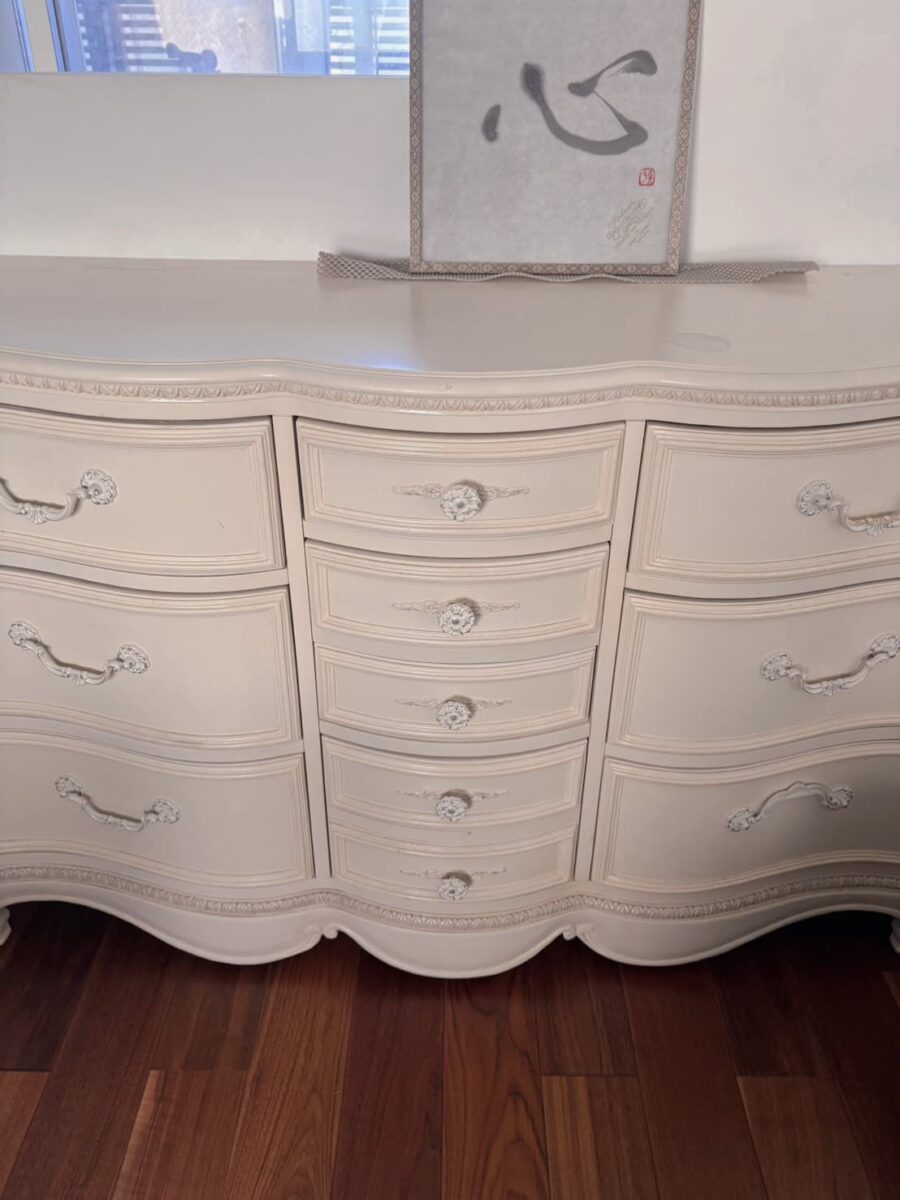 職人さんが一つひとつ手作業で製作しているという箪笥