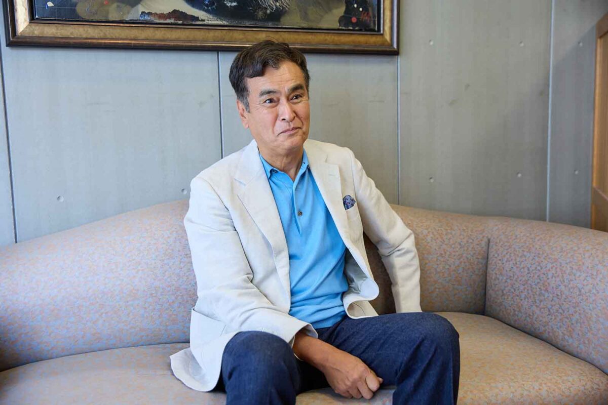 良純さんの自宅での定位置は、大きなダイニングテーブル